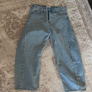 Abercrombie mid rise barrel jean 28 r